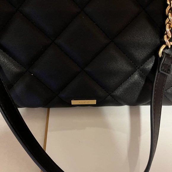 ALDO WOMEN'S BLACK QUILTED, BUCKLED, GOLD HARDWARE/CHAINED HANDBAG/Pre-owned - Picture 7 of 7